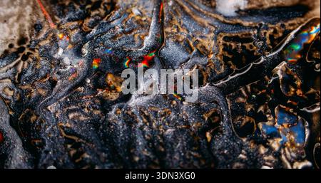 Miscela di vernice sfocata con liquido frizzante brillante Foto Stock