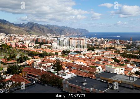 guardando in basso su santa cruz de tenerife verso le isole canarie del mare in spagna Foto Stock
