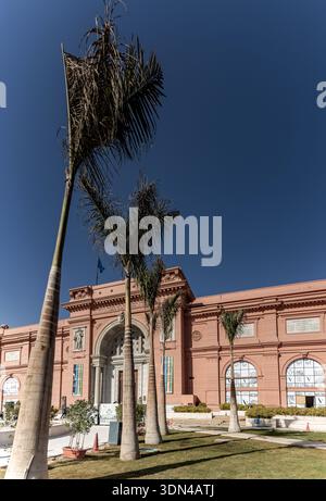 Vista esterna verticale del Museo Egizio, noto anche come Museo delle Antichità egizie, situato in Piazza Tahrir, il Cairo, Egitto. L'immagine è Foto Stock