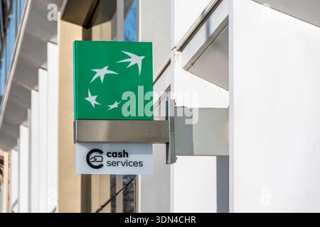 Firma e logo al di fuori di una filiale locale di BNP Paribas, una multinazionale francese di banche universali e holding di servizi finanziari Foto Stock