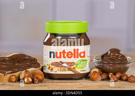 Stoccarda, Germania - 26 settembre 2025: Crema vegana di cacao alla nocciola a base di Nutella su pane vaso da 350 g con logo aziendale a Stoccarda, Germania. Foto Stock