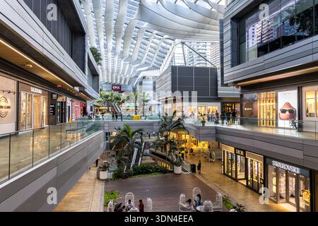 Miami, Stati Uniti - 3 novembre 2025: Moderno centro commerciale Miami Brickell City Centre a Miami, Stati Uniti. Foto Stock