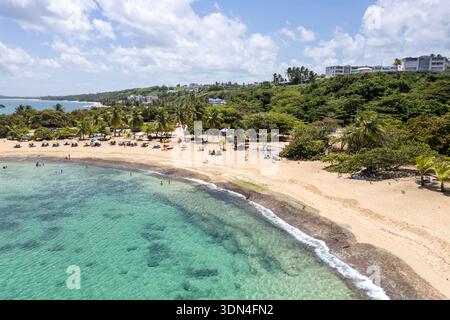 Mar Chiquita Beach Vacation at the Caribbean Sea foto aerea dall'alto a Manati, Porto Rico Foto Stock