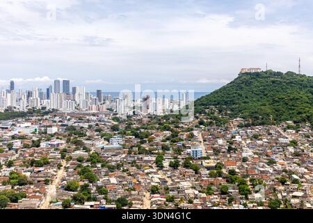 Foto aeree dello skyline di Cartagena e del monastero Convento de Santa Cruz de la Popa a Cartagena, Colombia Foto Stock