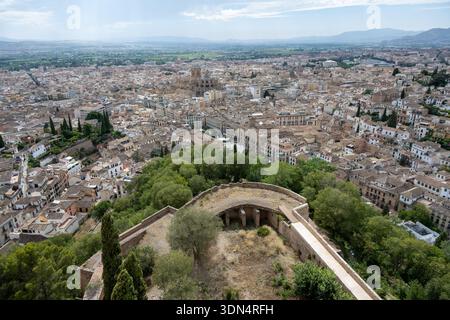Ampia vista panoramica sulla città storica di Granada, vista dall'Alhambra, con tetti che si estendono nella valle. Foto Stock
