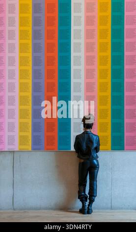 Un visitatore può ammirare opere d'arte colorate all'interno del museo Tate Modern di Londra, Regno Unito Foto Stock