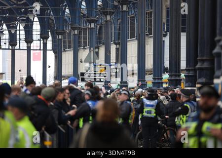 Brighton, Regno Unito. 8 febbraio 2026. I tifosi del Crystal Palace sono scortati dalla polizia del Sussex attraverso il centro di Brighton verso la stazione ferroviaria, prima dello scontro derby con Brighton e Hove Albion all'Amex Stadium. Ufficiali, unità a cavallo e cani della polizia sono stati schierati per tenere separati i tifosi rivali prima del calcio d'inizio. Crediti: Sussex News/Alamy Live News Foto Stock