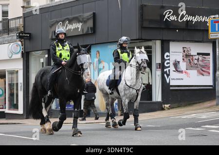 Brighton, Regno Unito. 8 febbraio 2026. I tifosi del Crystal Palace sono scortati dalla polizia del Sussex attraverso il centro di Brighton verso la stazione ferroviaria, prima dello scontro derby con Brighton e Hove Albion all'Amex Stadium. Ufficiali, unità a cavallo e cani della polizia sono stati schierati per tenere separati i tifosi rivali prima del calcio d'inizio. Crediti: Sussex News/Alamy Live News Foto Stock