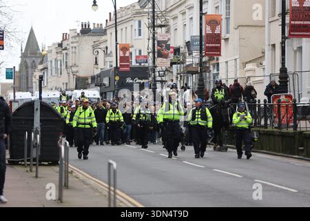 Brighton, Regno Unito. 8 febbraio 2026. I tifosi del Crystal Palace sono scortati dalla polizia del Sussex attraverso il centro di Brighton verso la stazione ferroviaria, prima dello scontro derby con Brighton e Hove Albion all'Amex Stadium. Ufficiali, unità a cavallo e cani della polizia sono stati schierati per tenere separati i tifosi rivali prima del calcio d'inizio. Crediti: Sussex News/Alamy Live News Foto Stock