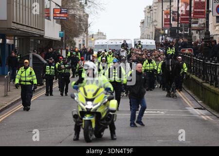 Brighton, Regno Unito. 8 febbraio 2026. I tifosi del Crystal Palace sono scortati dalla polizia del Sussex attraverso il centro di Brighton verso la stazione ferroviaria, prima dello scontro derby con Brighton e Hove Albion all'Amex Stadium. Ufficiali, unità a cavallo e cani della polizia sono stati schierati per tenere separati i tifosi rivali prima del calcio d'inizio. Crediti: Sussex News/Alamy Live News Foto Stock