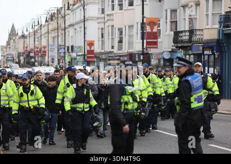 Brighton, Regno Unito. 8 febbraio 2026. I tifosi del Crystal Palace sono scortati dalla polizia del Sussex attraverso il centro di Brighton verso la stazione ferroviaria, prima dello scontro derby con Brighton e Hove Albion all'Amex Stadium. Ufficiali, unità a cavallo e cani della polizia sono stati schierati per tenere separati i tifosi rivali prima del calcio d'inizio. Crediti: Sussex News/Alamy Live News Foto Stock