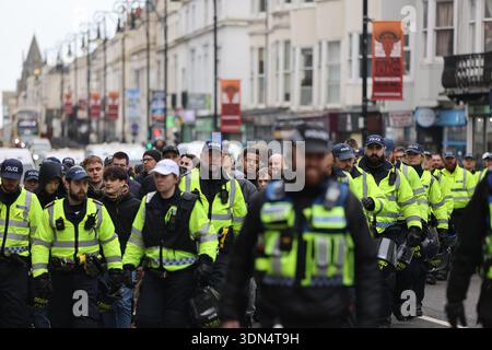 Brighton, Regno Unito. 8 febbraio 2026. I tifosi del Crystal Palace sono scortati dalla polizia del Sussex attraverso il centro di Brighton verso la stazione ferroviaria, prima dello scontro derby con Brighton e Hove Albion all'Amex Stadium. Ufficiali, unità a cavallo e cani della polizia sono stati schierati per tenere separati i tifosi rivali prima del calcio d'inizio. Crediti: Sussex News/Alamy Live News Foto Stock