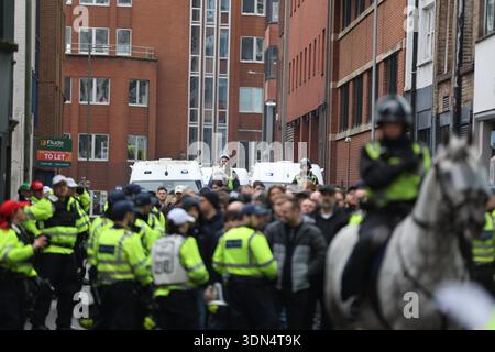 Brighton, Regno Unito. 8 febbraio 2026. I tifosi del Crystal Palace sono scortati dalla polizia del Sussex attraverso il centro di Brighton verso la stazione ferroviaria, prima dello scontro derby con Brighton e Hove Albion all'Amex Stadium. Ufficiali, unità a cavallo e cani della polizia sono stati schierati per tenere separati i tifosi rivali prima del calcio d'inizio. Crediti: Sussex News/Alamy Live News Foto Stock