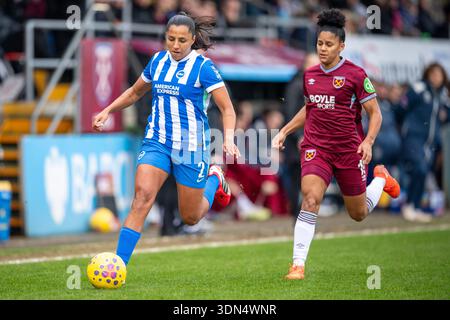 Londra, Regno Unito. 8 febbraio 2026. Manuela Vanegas Catano (2 Brighton) si ferma durante la partita della Barclays Women's Super League tra West Ham United e Brighton & Hove Albion al Chigwell Construction Stadium, Londra, Inghilterra. (Foto di Mike Turner/Sports Press Photo/SPP) credito: SPP Sport Press Photo. /Alamy Live News Foto Stock