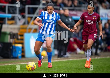 Londra, Regno Unito. 8 febbraio 2026. Manuela Vanegas Catano (2 Brighton) attraversa durante la partita della Barclays Women's Super League tra West Ham United e Brighton & Hove Albion al Chigwell Construction Stadium, Londra, Inghilterra. (Foto di Mike Turner/Sports Press Photo/SPP) credito: SPP Sport Press Photo. /Alamy Live News Foto Stock