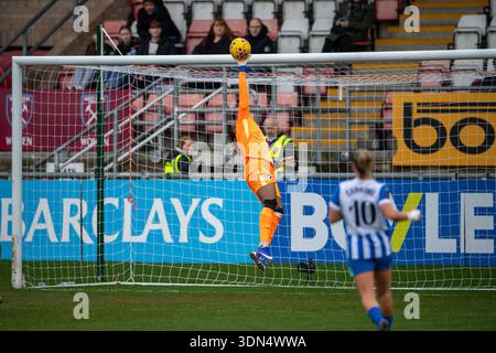 Londra, Regno Unito. 8 febbraio 2026. Chiamaka Nnadozie (1 Brighton) salva durante la partita di Barclays Women's Super League tra West Ham United e Brighton & Hove Albion al Chigwell Construction Stadium, Londra, Inghilterra. (Foto di Mike Turner/Sports Press Photo/SPP) credito: SPP Sport Press Photo. /Alamy Live News Foto Stock