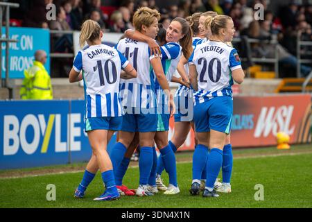 Londra, Regno Unito. 8 febbraio 2026. I giocatori di Brighton celebrano il gol di Kiko Seike (11 Brighton) durante la partita di Barclays Women's Super League tra West Ham United e Brighton & Hove Albion al Chigwell Construction Stadium di Londra, Inghilterra. (Foto di Mike Turner/Sports Press Photo/SPP) credito: SPP Sport Press Photo. /Alamy Live News Foto Stock