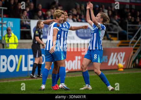 Londra, Regno Unito. 8 febbraio 2026. I giocatori di Brighton celebrano il gol di Kiko Seike (11 Brighton) durante la partita di Barclays Women's Super League tra West Ham United e Brighton & Hove Albion al Chigwell Construction Stadium di Londra, Inghilterra. (Foto di Mike Turner/Sports Press Photo/SPP) credito: SPP Sport Press Photo. /Alamy Live News Foto Stock