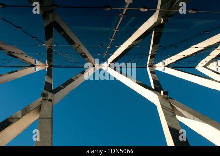 Edificio moderno e innovativo in vetro con struttura a forma di X dell'edificio della sede centrale di Tallink a Tallinn, Estonia Foto Stock