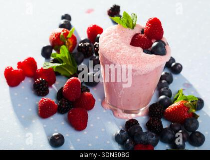 Frullato di lamponi con frutti di bosco freschi Foto Stock