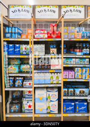 Bevande alcoliche a basso consumo in vendita al supermercato Morrisons. Nel Regno Unito le vendite a basso contenuto e senza alcol (NoLo) sono in forte espansione, trainate da consumatori attenti alla salute Foto Stock
