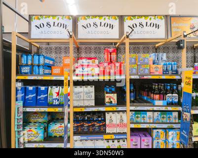 Bevande alcoliche a basso consumo in vendita al supermercato Morrisons. Nel Regno Unito le vendite a basso contenuto e senza alcol (NoLo) sono in forte espansione, trainate da consumatori attenti alla salute Foto Stock