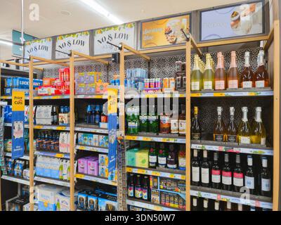 Bevande alcoliche a basso consumo in vendita al supermercato Morrisons. Nel Regno Unito le vendite a basso contenuto e senza alcol (NoLo) sono in forte espansione, trainate da consumatori attenti alla salute Foto Stock