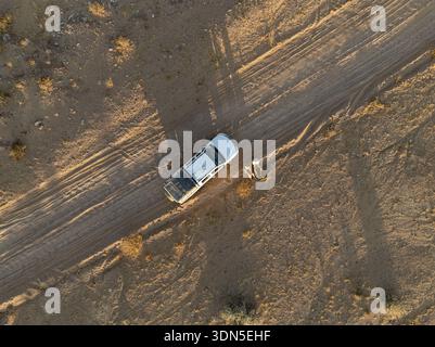 Vista dall'alto, auto fuoristrada su strada polverosa, vista aerea, Erongo, Damaraland, Namibia Foto Stock