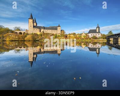 Castello di Rochlitz e Chiesa di San Pietro in autunno, perfetta riflessione sul fiume Zwickauer Mulde, Rochlitz, Sassonia, Germania Foto Stock