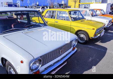 Samara, Russia - 26 Ottobre 2019: retrò sovietico automobili Lada parcheggiata fino alla strada di città Foto Stock