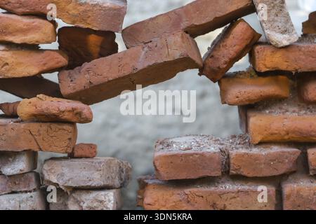 Buco nel vecchio muro di mattoni sbriciolato, Piamonte, Argentina Foto Stock