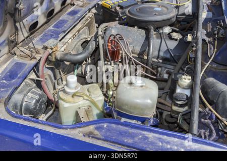 SAMARA, RUSSIA - 30 AGOSTO 2014: L'aspetto del vano motore della vecchia auto sovietica Foto Stock