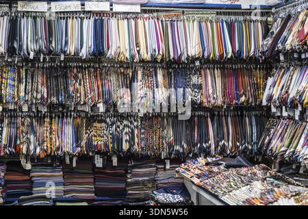 Scaffali pieni di tessuti colorati e diversi in un negozio affollato, velo, Konya, Anatolia centrale, Turchia Foto Stock