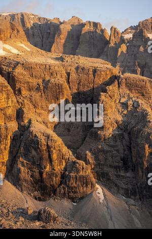 Particolare, rocce e cime montuose dei Monti Brenta, atmosfera serale con bagliore alpino, Brenta, Parco naturale Brenta-Adamello, Trentino, Italia Foto Stock