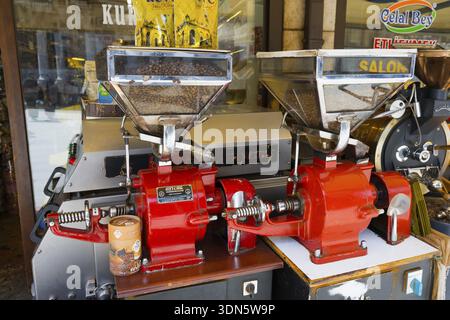 Macinacaffè e chicchi in un negozio tradizionale, macchine per la preparazione del caffè rosso, Konya, Anatolia centrale, tacchino Foto Stock