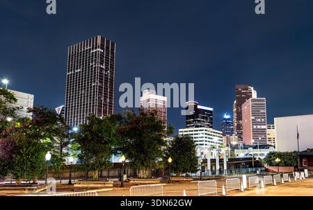 Lo skyline del centro di Atlanta è caratterizzato da grattacieli illuminati, tra cui lo State of Georgia Building di notte. Georgia, Stati Uniti Foto Stock