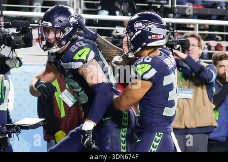 Santa Clara, Stati Uniti. 8 febbraio 2026. Il tight end dei Seattle Seahawks AJ Barner si è congratulato con il compagno di squadra George Holani, dopo che Barner segnò un touchdown durante il terzo quarto del Super Bowl LX contro i New England Patriots al Levi's Stadium di Santa Clara, California, domenica 8 febbraio 2026. Foto di John Angelillo/UPI credito: UPI/Alamy Live News Foto Stock
