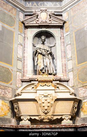 Statua e sarcofago di Cosimo II de Medici nella Cappella dei principi, nella basilica di San Lorenzo Foto Stock