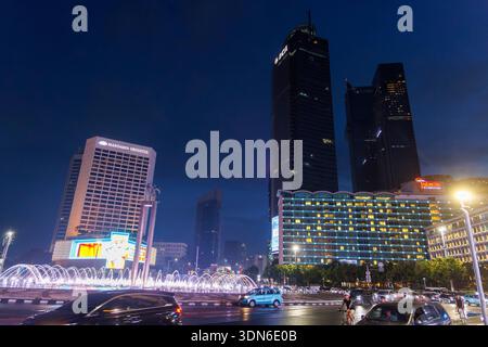 Grattacieli nel centro di Giacarta di notte, Indonesia Foto Stock