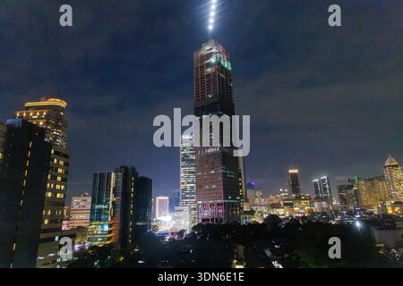 Grattacieli nel centro di Giacarta di notte, Indonesia Foto Stock