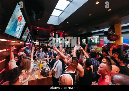 SAN FRANCISCO, CALIFORNIA – 8 FEBBRAIO 2026: I clienti si riuniscono a Hi Tops, un bar di sport gay nel quartiere Castro di San Francisco, per guardare il Super Bowl e l'Apple Music Super Bowl LX Halftime Show, tenuto da Bad Bunny, artista portoricano sugli schermi televisivi domenica 8 febbraio 2026. La folla applaudì, reagì e socializzò quando lo storico spettacolo in lingua spagnola all'intervallo, tenutosi allo stadio Levi's di Santa Clara, celebrò la cultura latina e attirò gli spettatori in tutta la Bay area. Crediti: Kit Karzen/Alamy Live News Foto Stock