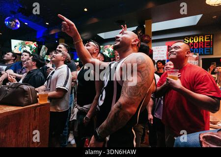 SAN FRANCISCO, CALIFORNIA – 8 FEBBRAIO 2026: I clienti si riuniscono a Hi Tops, un bar di sport gay nel quartiere Castro di San Francisco, per guardare il Super Bowl e l'Apple Music Super Bowl LX Halftime Show, tenuto da Bad Bunny, artista portoricano sugli schermi televisivi domenica 8 febbraio 2026. La folla applaudì, reagì e socializzò quando lo storico spettacolo in lingua spagnola all'intervallo, tenutosi allo stadio Levi's di Santa Clara, celebrò la cultura latina e attirò gli spettatori in tutta la Bay area. Crediti: Kit Karzen/Alamy Live News Foto Stock