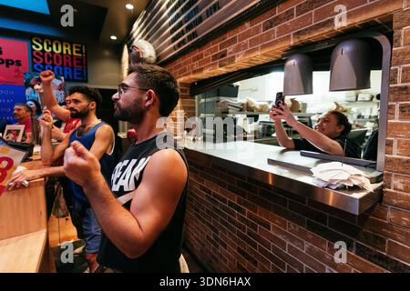 SAN FRANCISCO, CALIFORNIA – 8 FEBBRAIO 2026: I clienti si riuniscono a Hi Tops, un bar di sport gay nel quartiere Castro di San Francisco, per guardare il Super Bowl e l'Apple Music Super Bowl LX Halftime Show, tenuto da Bad Bunny, artista portoricano sugli schermi televisivi domenica 8 febbraio 2026. La folla applaudì, reagì e socializzò quando lo storico spettacolo in lingua spagnola all'intervallo, tenutosi allo stadio Levi's di Santa Clara, celebrò la cultura latina e attirò gli spettatori in tutta la Bay area. Crediti: Kit Karzen/Alamy Live News Foto Stock