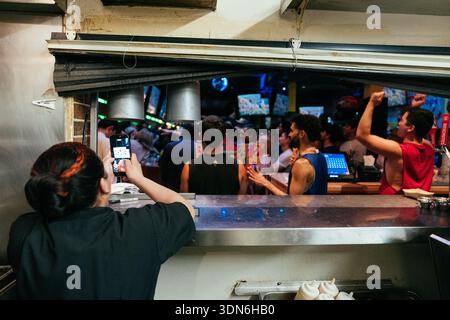 SAN FRANCISCO, CALIFORNIA – 8 FEBBRAIO 2026: I clienti si riuniscono a Hi Tops, un bar di sport gay nel quartiere Castro di San Francisco, per guardare il Super Bowl e l'Apple Music Super Bowl LX Halftime Show, tenuto da Bad Bunny, artista portoricano sugli schermi televisivi domenica 8 febbraio 2026. La folla applaudì, reagì e socializzò quando lo storico spettacolo in lingua spagnola all'intervallo, tenutosi allo stadio Levi's di Santa Clara, celebrò la cultura latina e attirò gli spettatori in tutta la Bay area. Crediti: Kit Karzen/Alamy Live News Foto Stock