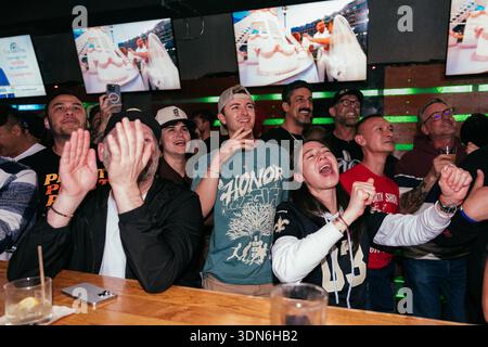 SAN FRANCISCO, CALIFORNIA – 8 FEBBRAIO 2026: I clienti si riuniscono a Hi Tops, un bar di sport gay nel quartiere Castro di San Francisco, per guardare il Super Bowl e l'Apple Music Super Bowl LX Halftime Show, tenuto da Bad Bunny, artista portoricano sugli schermi televisivi domenica 8 febbraio 2026. La folla applaudì, reagì e socializzò quando lo storico spettacolo in lingua spagnola all'intervallo, tenutosi allo stadio Levi's di Santa Clara, celebrò la cultura latina e attirò gli spettatori in tutta la Bay area. Crediti: Kit Karzen/Alamy Live News Foto Stock