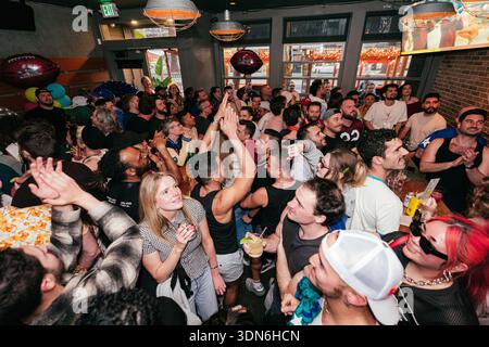 SAN FRANCISCO, CALIFORNIA – 8 FEBBRAIO 2026: I clienti si riuniscono a Hi Tops, un bar di sport gay nel quartiere Castro di San Francisco, per guardare il Super Bowl e l'Apple Music Super Bowl LX Halftime Show, tenuto da Bad Bunny, artista portoricano sugli schermi televisivi domenica 8 febbraio 2026. La folla applaudì, reagì e socializzò quando lo storico spettacolo in lingua spagnola all'intervallo, tenutosi allo stadio Levi's di Santa Clara, celebrò la cultura latina e attirò gli spettatori in tutta la Bay area. Crediti: Kit Karzen/Alamy Live News Foto Stock