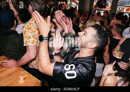 SAN FRANCISCO, CALIFORNIA – 8 FEBBRAIO 2026: I clienti si riuniscono a Hi Tops, un bar di sport gay nel quartiere Castro di San Francisco, per guardare il Super Bowl e l'Apple Music Super Bowl LX Halftime Show, tenuto da Bad Bunny, artista portoricano sugli schermi televisivi domenica 8 febbraio 2026. La folla applaudì, reagì e socializzò quando lo storico spettacolo in lingua spagnola all'intervallo, tenutosi allo stadio Levi's di Santa Clara, celebrò la cultura latina e attirò gli spettatori in tutta la Bay area. Crediti: Kit Karzen/Alamy Live News Foto Stock