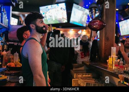SAN FRANCISCO, CALIFORNIA – 8 FEBBRAIO 2026: I clienti si riuniscono a Hi Tops, un bar di sport gay nel quartiere Castro di San Francisco, per guardare il Super Bowl e l'Apple Music Super Bowl LX Halftime Show, tenuto da Bad Bunny, artista portoricano sugli schermi televisivi domenica 8 febbraio 2026. La folla applaudì, reagì e socializzò quando lo storico spettacolo in lingua spagnola all'intervallo, tenutosi allo stadio Levi's di Santa Clara, celebrò la cultura latina e attirò gli spettatori in tutta la Bay area. Crediti: Kit Karzen/Alamy Live News Foto Stock