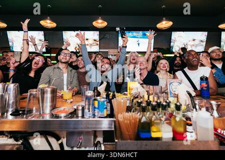 SAN FRANCISCO, CALIFORNIA – 8 FEBBRAIO 2026: I clienti si riuniscono a Hi Tops, un bar di sport gay nel quartiere Castro di San Francisco, per guardare il Super Bowl e l'Apple Music Super Bowl LX Halftime Show, tenuto da Bad Bunny, artista portoricano sugli schermi televisivi domenica 8 febbraio 2026. La folla applaudì, reagì e socializzò quando lo storico spettacolo in lingua spagnola all'intervallo, tenutosi allo stadio Levi's di Santa Clara, celebrò la cultura latina e attirò gli spettatori in tutta la Bay area. Crediti: Kit Karzen/Alamy Live News Foto Stock