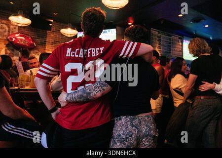 SAN FRANCISCO, CALIFORNIA – 8 FEBBRAIO 2026: I clienti si riuniscono a Hi Tops, un bar di sport gay nel quartiere Castro di San Francisco, per guardare il Super Bowl e l'Apple Music Super Bowl LX Halftime Show, tenuto da Bad Bunny, artista portoricano sugli schermi televisivi domenica 8 febbraio 2026. La folla applaudì, reagì e socializzò quando lo storico spettacolo in lingua spagnola all'intervallo, tenutosi allo stadio Levi's di Santa Clara, celebrò la cultura latina e attirò gli spettatori in tutta la Bay area. Crediti: Kit Karzen/Alamy Live News Foto Stock